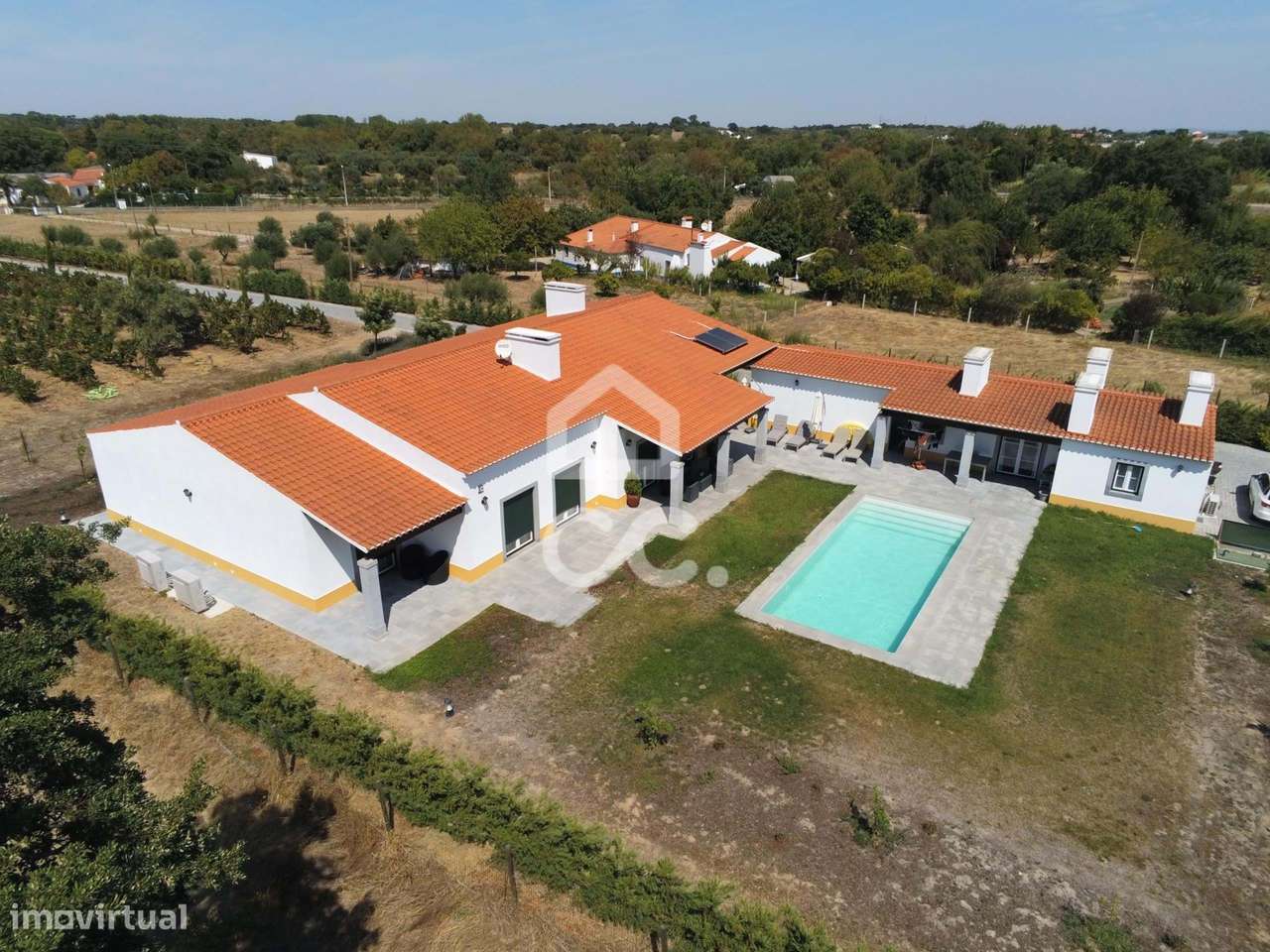 Quinta de 8500m2 com moradia térrea T6 e piscina | Évora - Grande imagem: 2/36