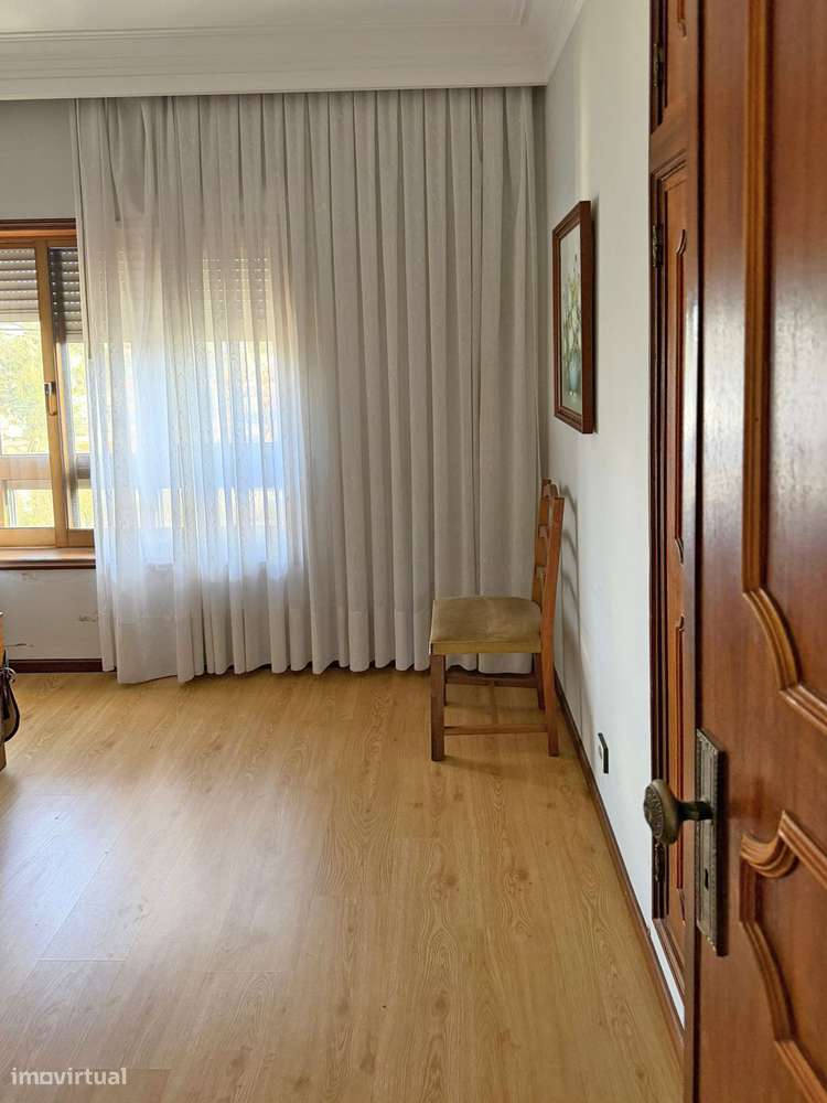 Moradia T4 de três frentes em Baguim do Monte - Exclusivo-21