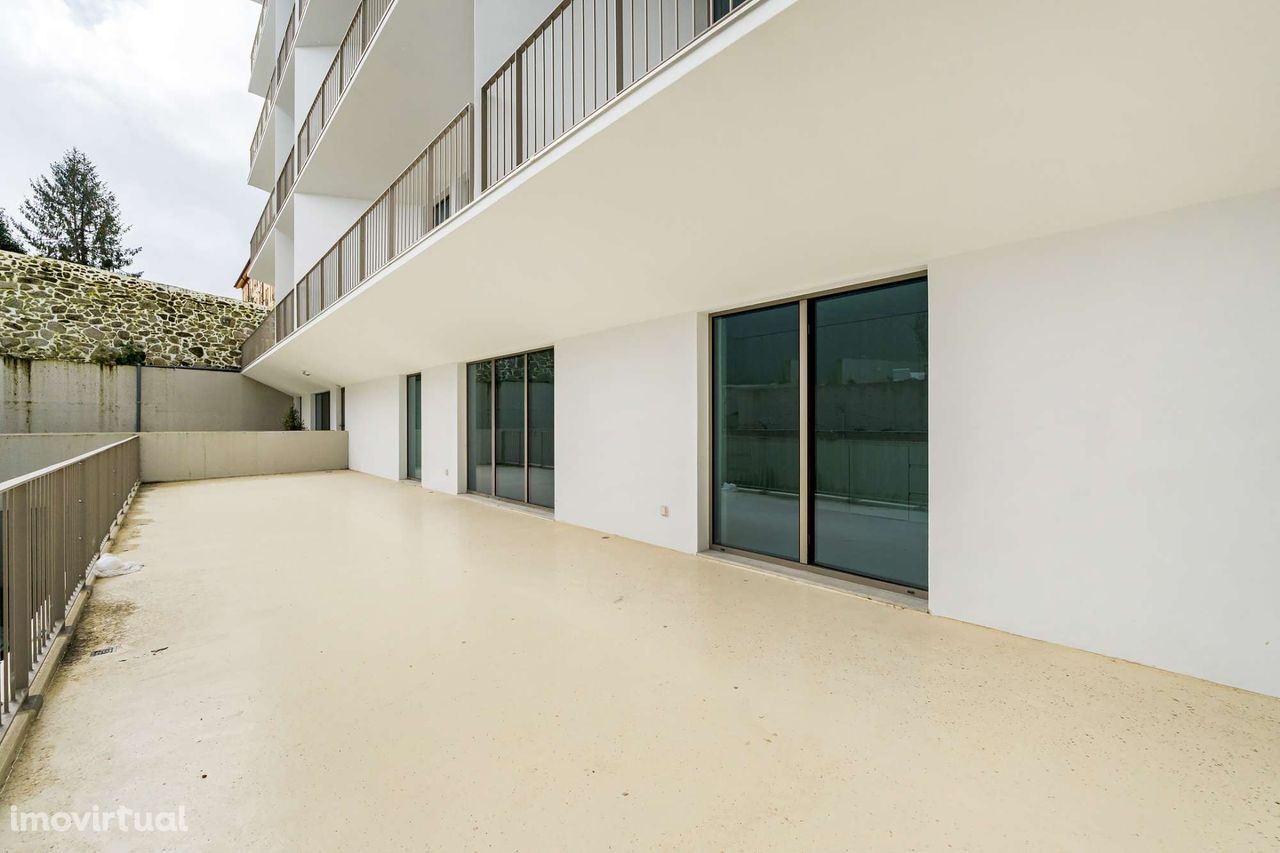 Apartamento T3 com terraço e estacionamento em Paranhos, Porto