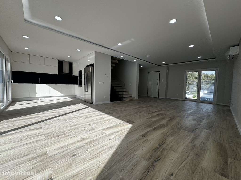 Moradia com 3 Suites, Garagem, Logradouro, Churrasqueira e Piscina-22