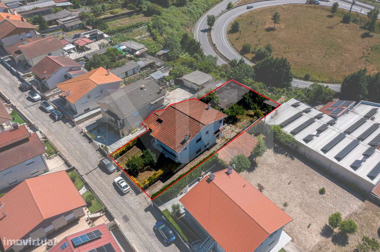 Moradia T3 com Jardim, Armazém e Terreno de 622 m² em Santo Tirso-33
