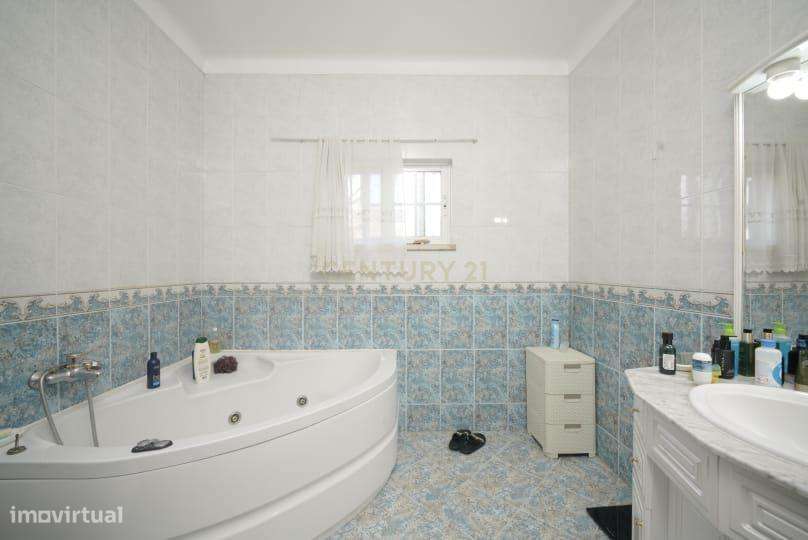 Espetacular Moradia em Setúbal com Jardim e Garagem-13