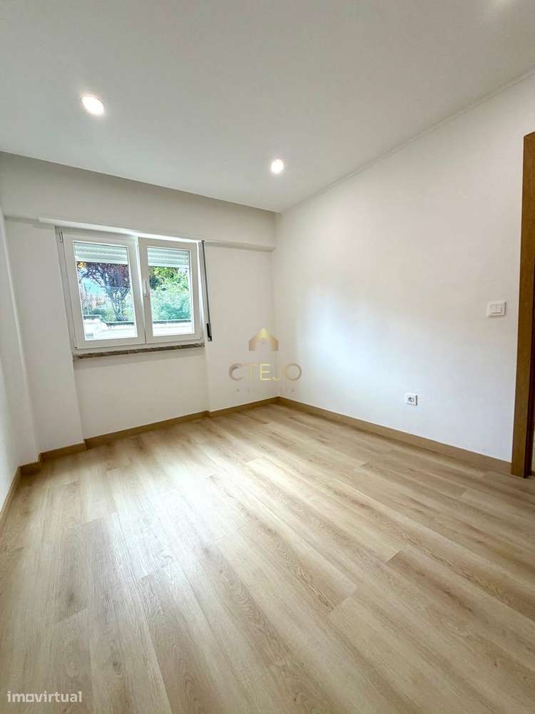 Apartamento T2 Totalmente Remodelado  No Centro da Bobadela-16