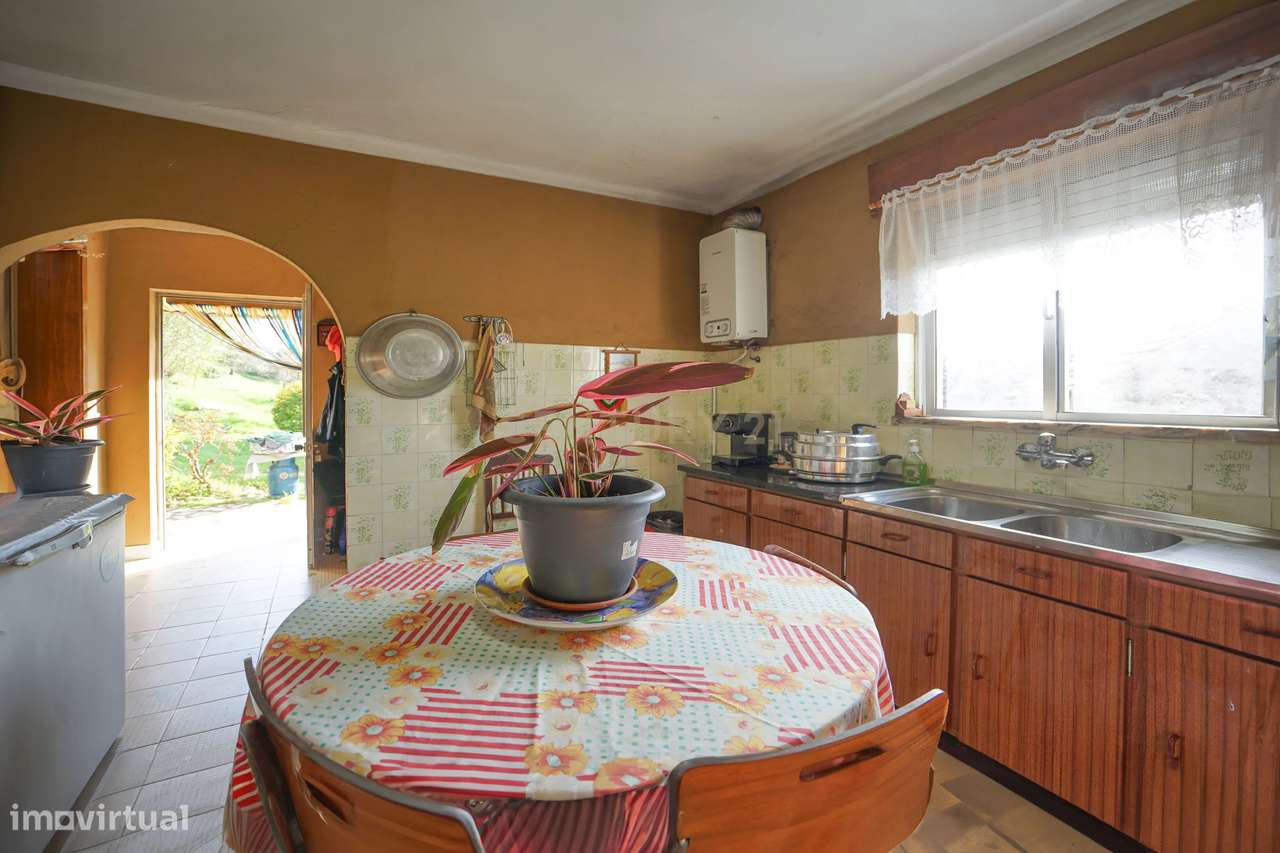 Moradia T3 + 1  com duas garagens, terreno com poço e anexos- Lousã - Grande imagem: 4/37