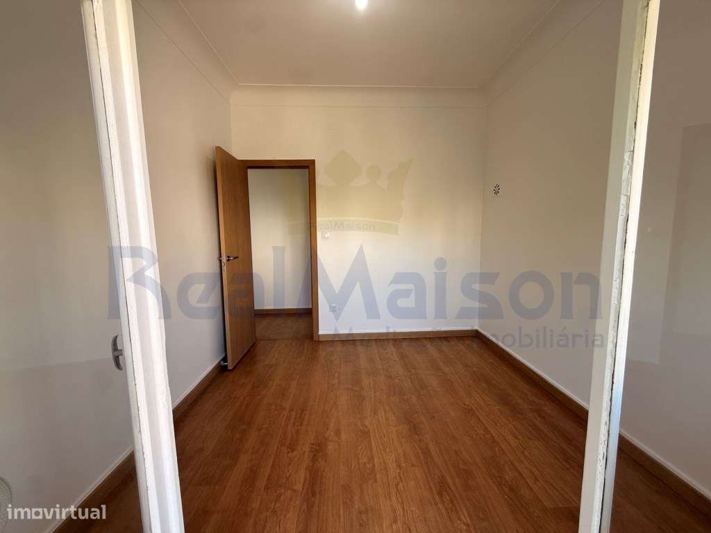 Vende-se T4 em Mem Martins - 500m da Estação-10