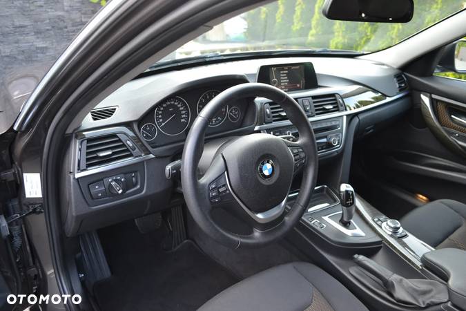 BMW Seria 3 320i Touring Luxury Line - 19