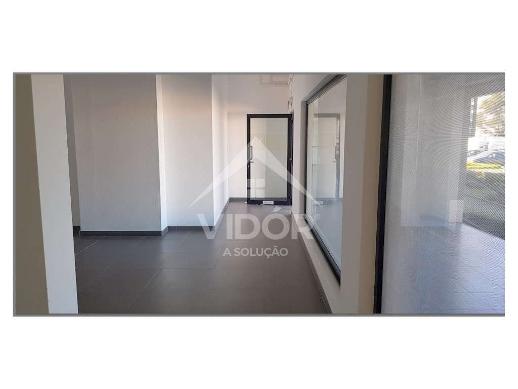 Loja Montes Burgos c/ montra e lugar de garagem - Circunvalação - Grande imagem: 4/13