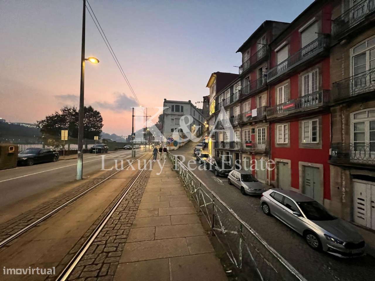 Dois prédios contíguos na zona histórica do Porto, com vistas diretas