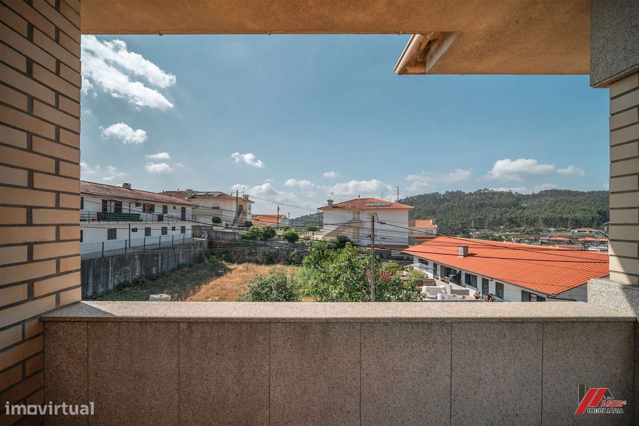 MORADIA T3 COM ÓTIMAS ÁREAS E ESPAÇO PARA NEGÓCIO PRÓPRIO!-13