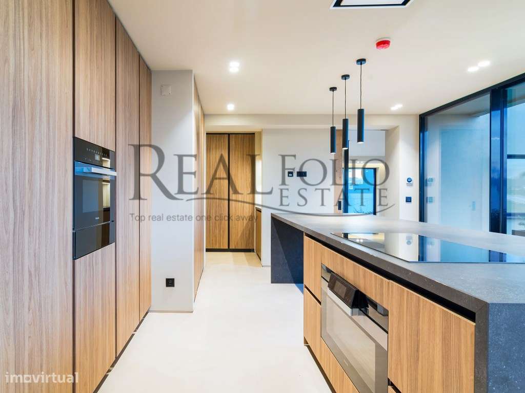 Moradia T5 com acabamentos de luxo e vista panorâmicas sobre a Baia...-14