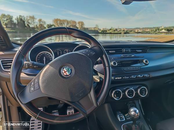 Alfa Romeo Giulietta 2.0 JTDm Distinctive - 9