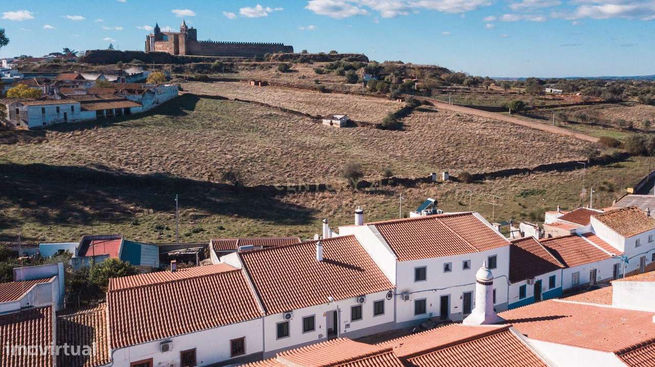 Moradia T3 em Mourão com piscina e vista para o Castelo - Grande imagem: 2/27