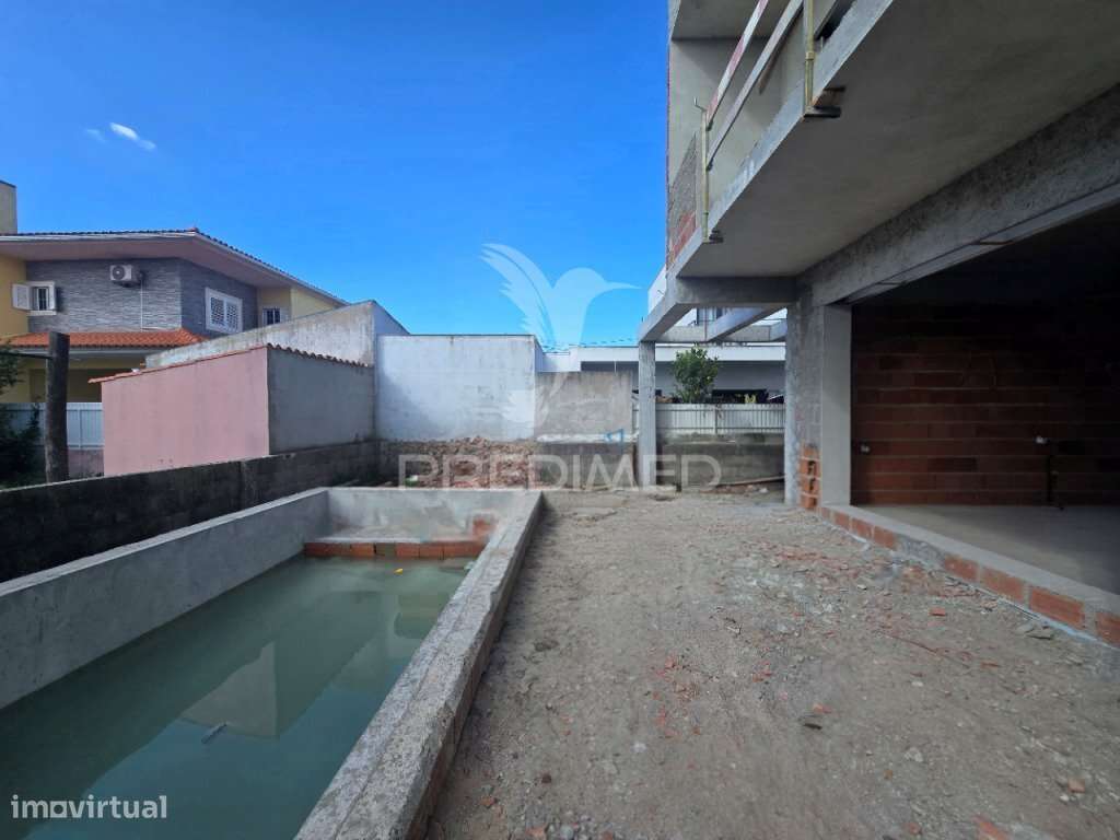 Moradia Gem. T4, c/3 Suites e Piscina, em Fernão Ferro - Grande imagem: 5/32