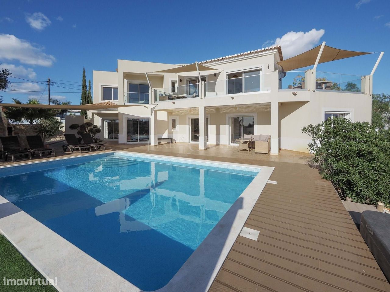 Carvoeiro – Moradia com 4 quartos, piscina aquecida, garagem ampla e v - Grande imagem: 1/56
