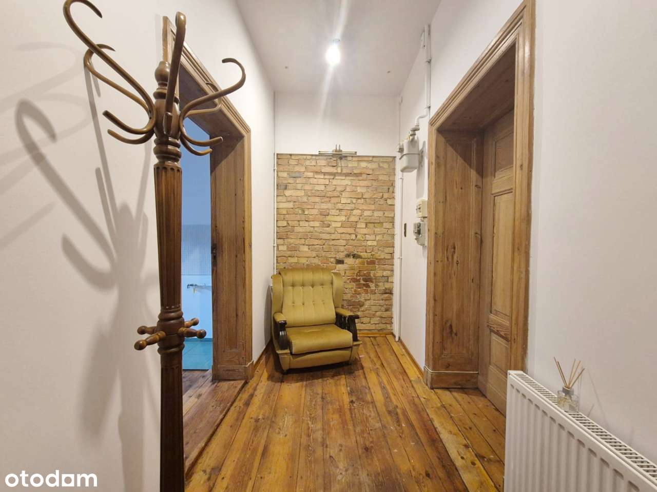 Parterowy urok w kamienicy – 2 pokoje .