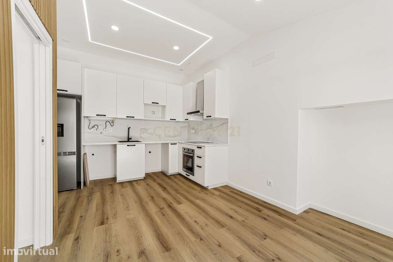 Prédio Totalmente Renovado com 2 apartamentos T1 e espaço exterior no-22