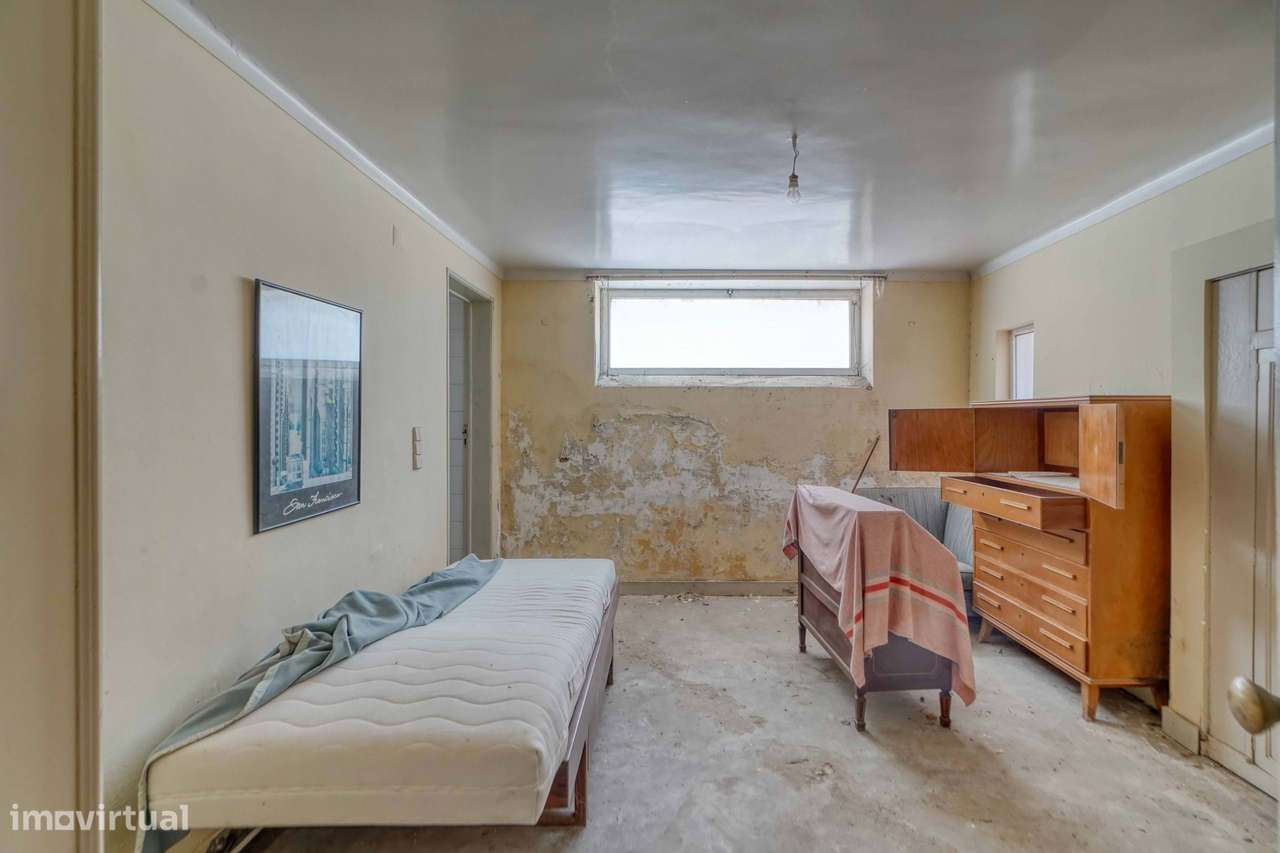 Moradia para recuperar no centro do Estoril, com piscina e vista mar-44