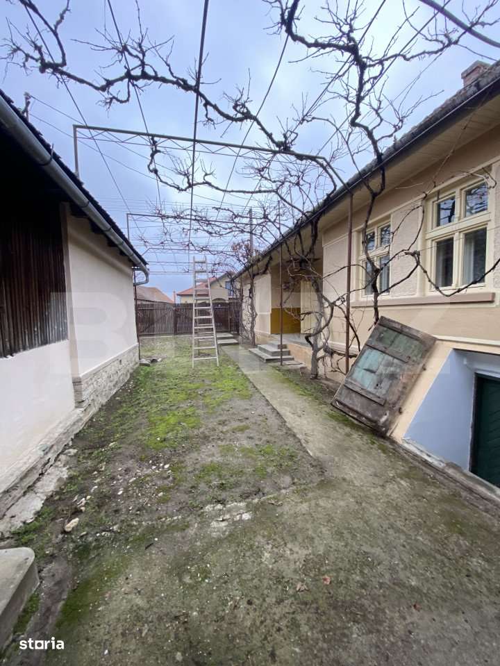 Casa cu anexe si 40 ari de gradina - Imagine principală: 4/13