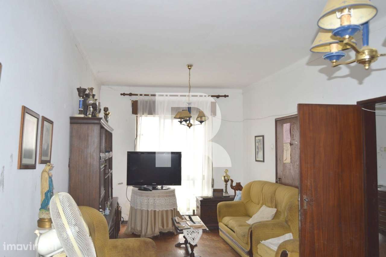 Prédio de 2 pisos p/ reabilitação no centro de Salvaterra de Magos - Grande imagem: 4/44