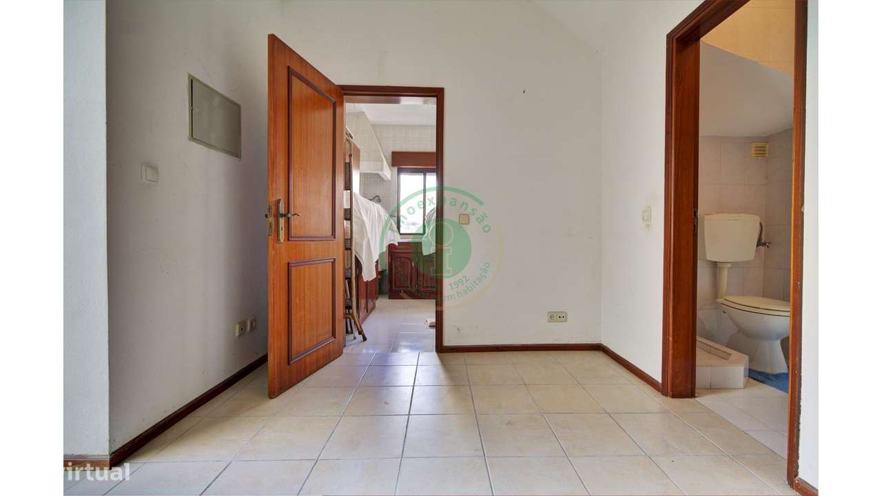 Moradia com 2 Pisos e Garagem-30
