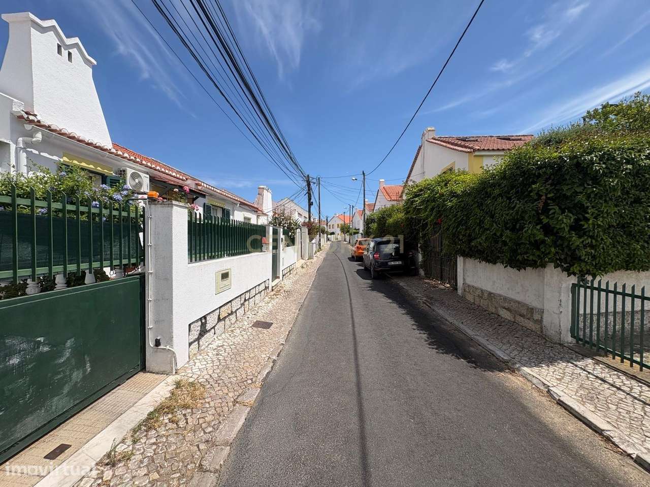 Moradia Geminada em Almada com Estacionamento e Luz Natural-9