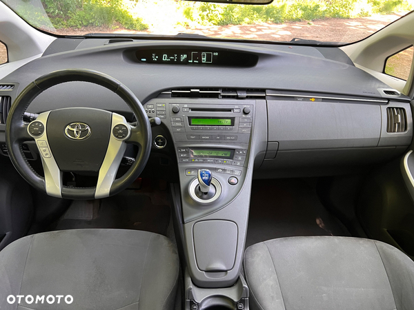 Toyota Prius (Hybrid) Executive - 13