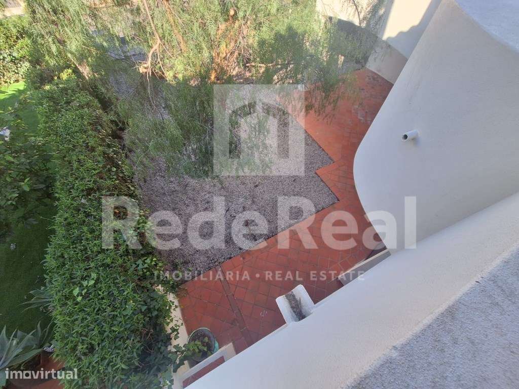 Moradia T3 + 1 com Boas Áreas em Lote de 300 m² - Centro de Albufeira-21