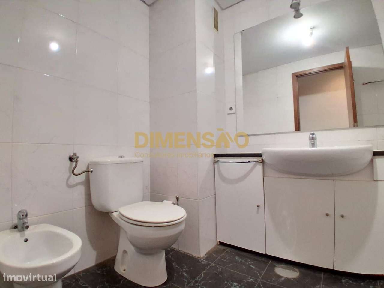 T1 com duas frentes e garagem Ref DCI153B-14