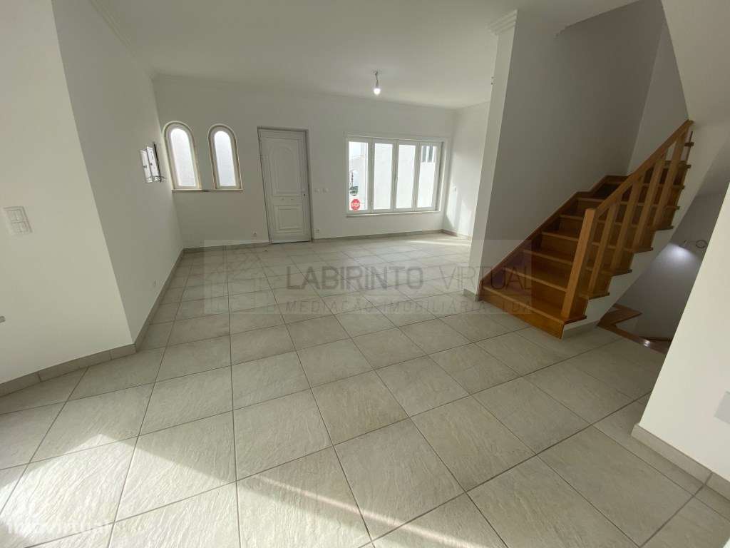 Vende-se excelente Moradia V3+1 na Ericeira, com vista mar.-12