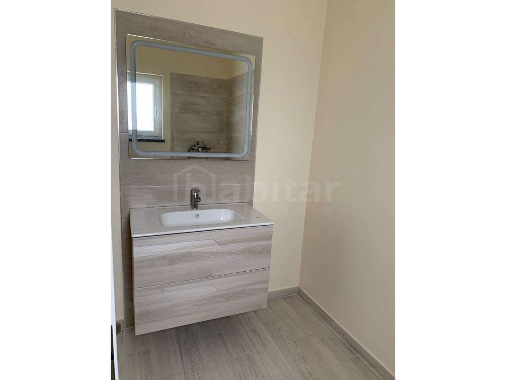 Moradia NOVA com Garagem e Piscina-16