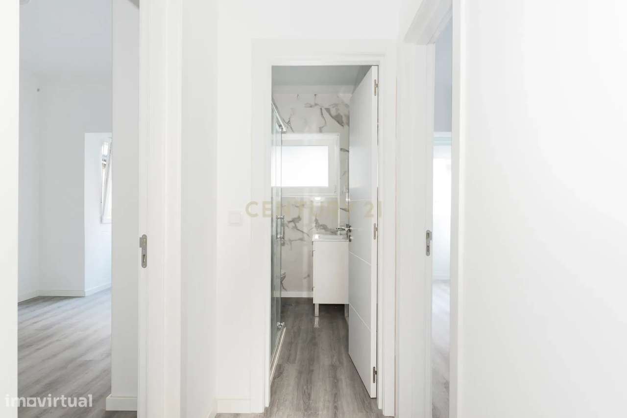 T2 totalmente remodelado com cozinha independente no centro de almada-7