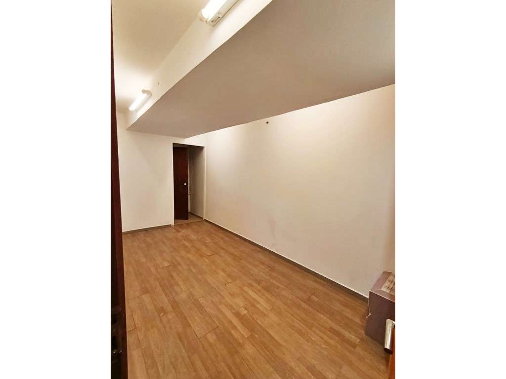 Armazém com 110 m2 em Vilar do Pinheiro - Grande imagem: 5/9