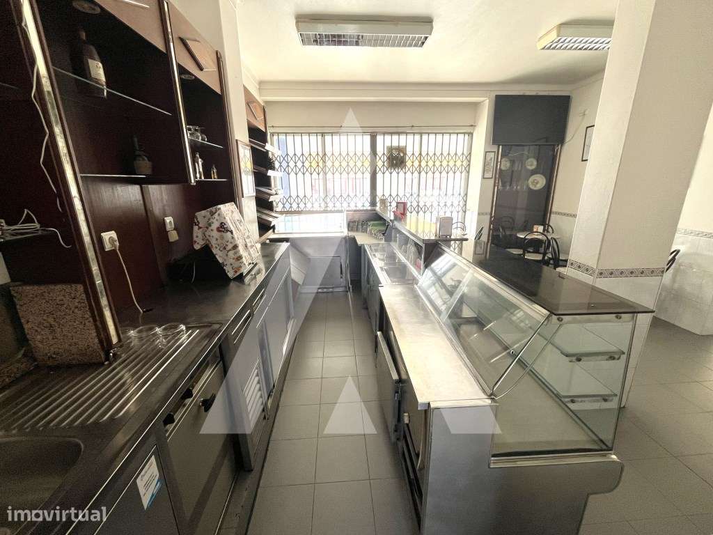 Cafetaria/Charcutaria com esplanada ,situada em zona habitacional d...-7