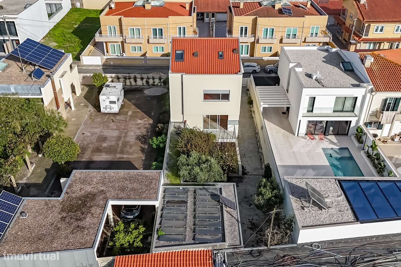Moradia T3, Individual, c/ 3 pisos, Garagem Dupla e Jardim-37