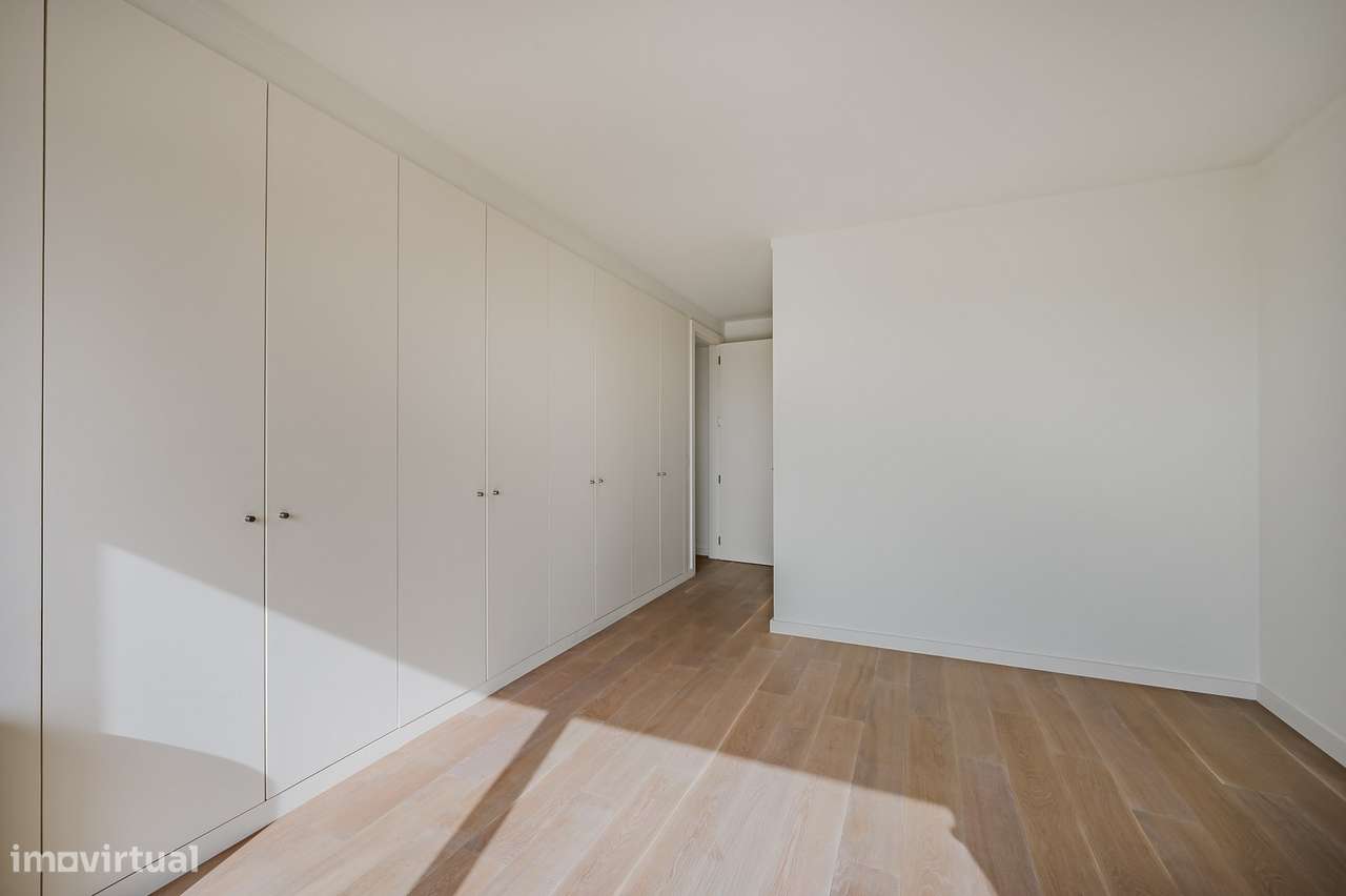 Moradia T4 com Piscina e Terraços Panorâmicos, Parede-48