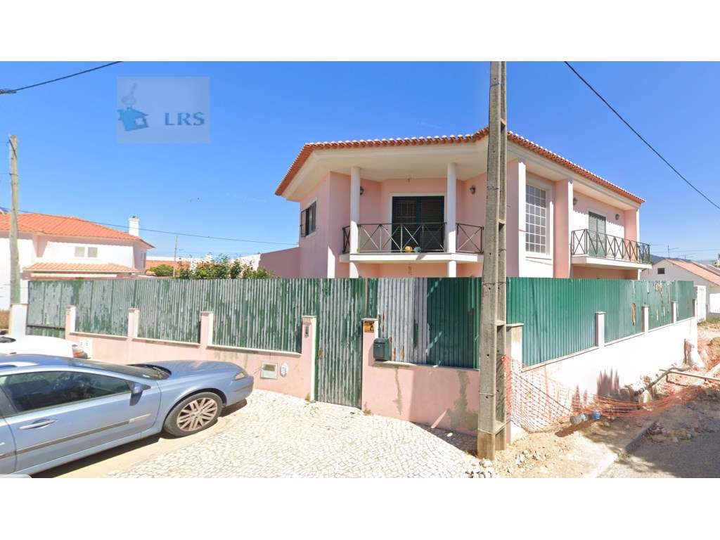 Moradia em Alcoitão - Excelente Oportunidade

Situada numa zona r...-0