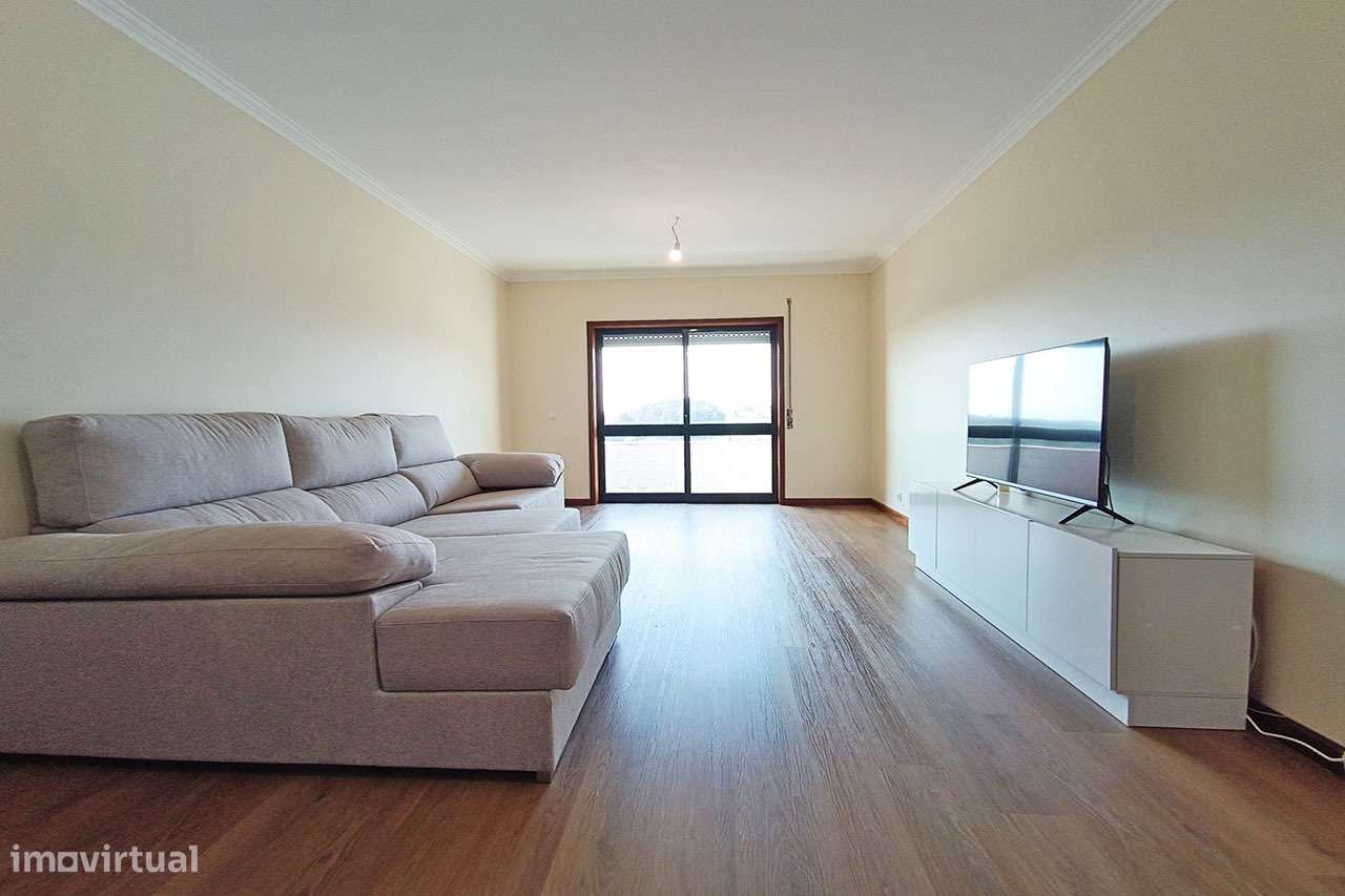 Apartamento T3 Renovado c/áreas generosas Paços de Brandão-8