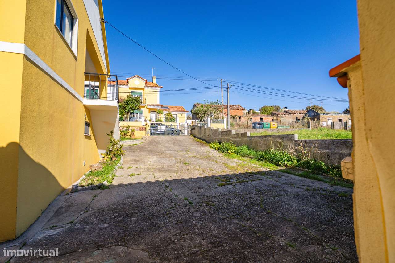 Moradia Bifamiliar com 2 Armazéns de Grande Dimensão-35