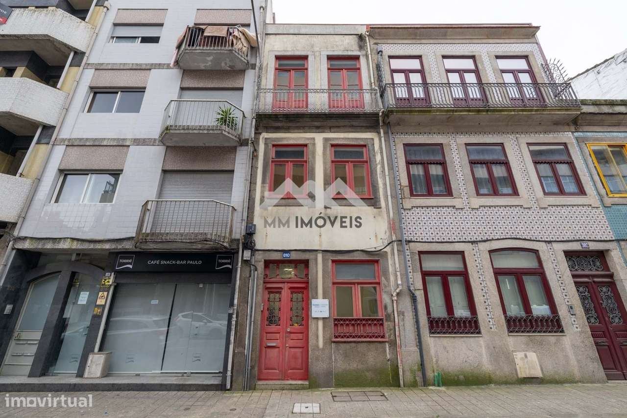 Prédio | Renovado | Serviços | Área exterior | Estacionamento - Grande imagem: 2/46