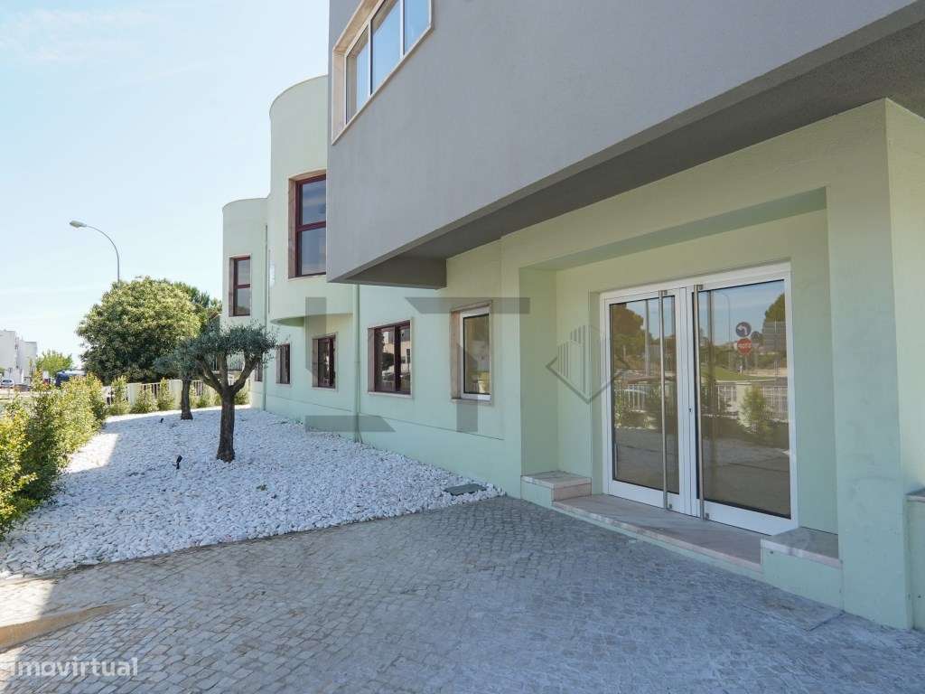 Prédio com Licença de Serviços para Arrendamento em Alfragide, Lisboa-3