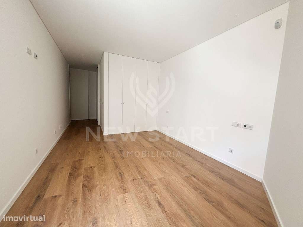 Apartamento T2 Moderno com Varanda e Piscinas no Condomínio Del Mar...-12