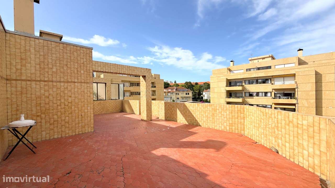 Excelente T1 com Terraço de 68 m² e Lugar de Garagem-1
