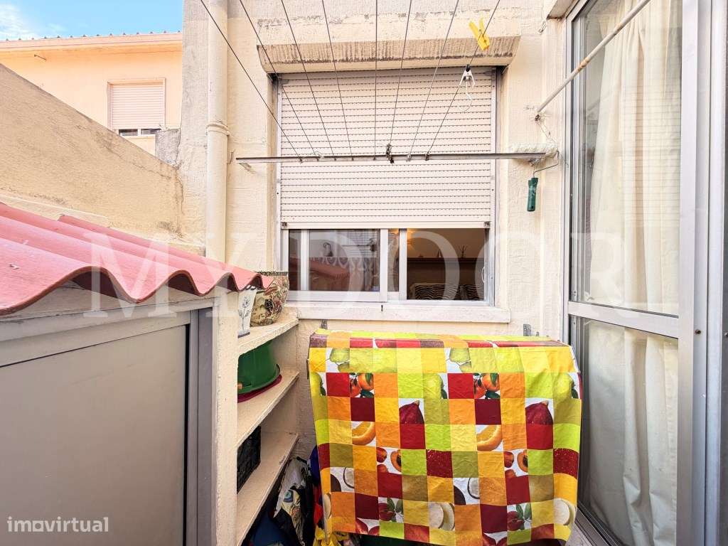 Apartamento T1 em Moscavide - 1º andar c/ Pequeno Espaço Exterior-13