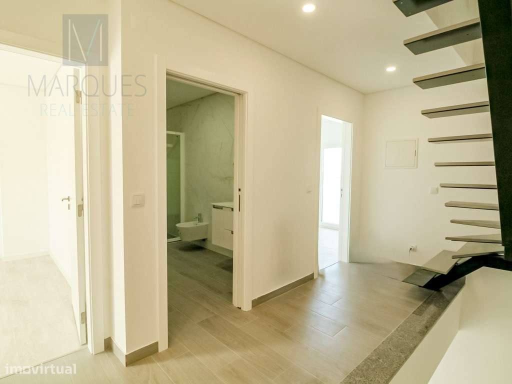 Moradia V2+2 com garagem em Vale de Milhaços - Corroios-9