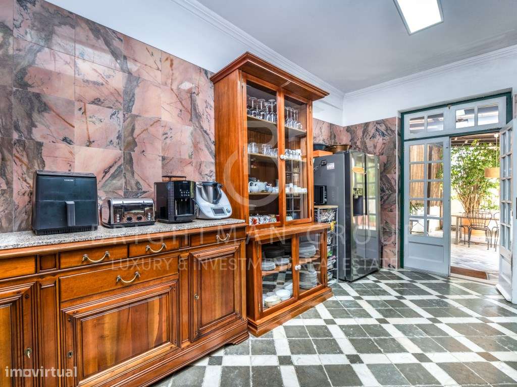 Moradia T5 com piscina em zona histórica da Parede-13