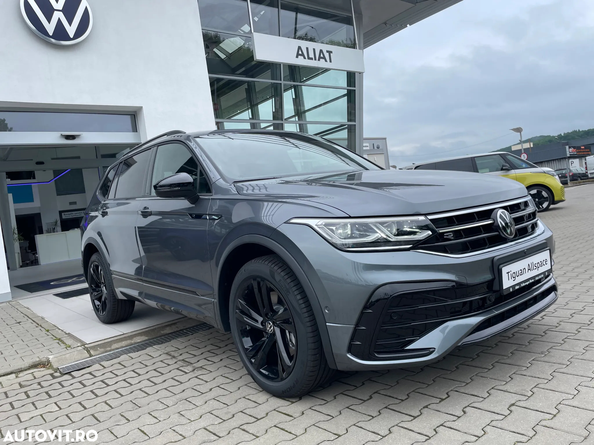 Volkswagen Tiguan Allspace 2.0 TDI 4Mot DSG R-Line - 2