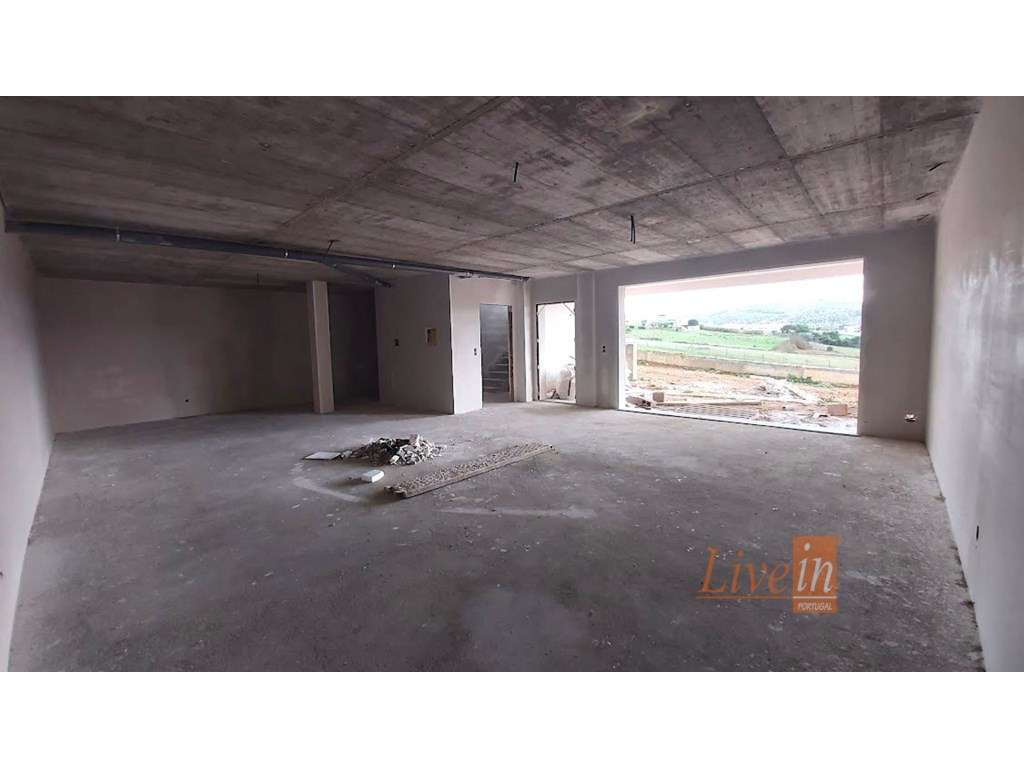 Moradia T4 Nova com Piscina e Jardim em Condomínio Privado em Mafra-32