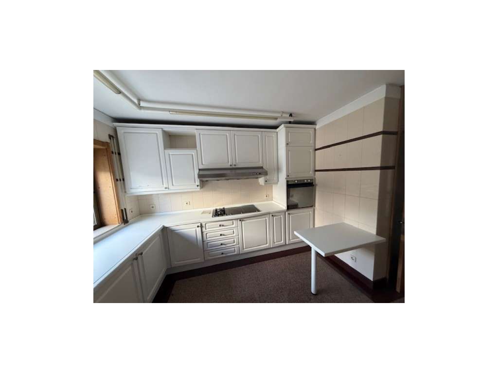 Moradia V3 na Senhora da Hora - Localização Premium!-11