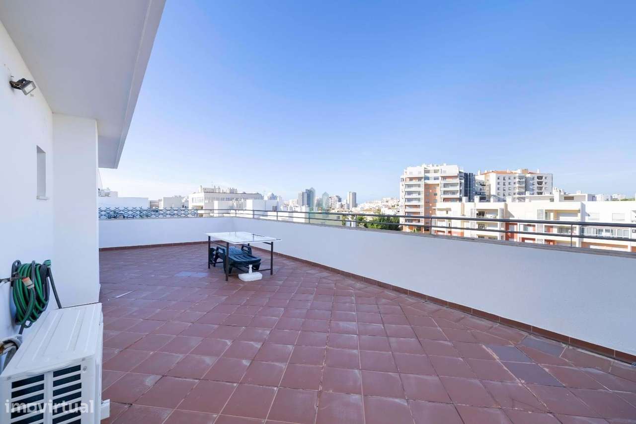 Penthouse T3 com garagem e arrecadação na Praia da Rocha - Grande imagem: 2/17