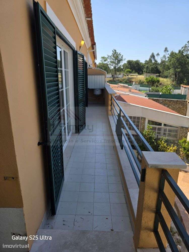 Moradia T4 com piscina e 900 m² de terreno na Quinta da Serralheira,-22